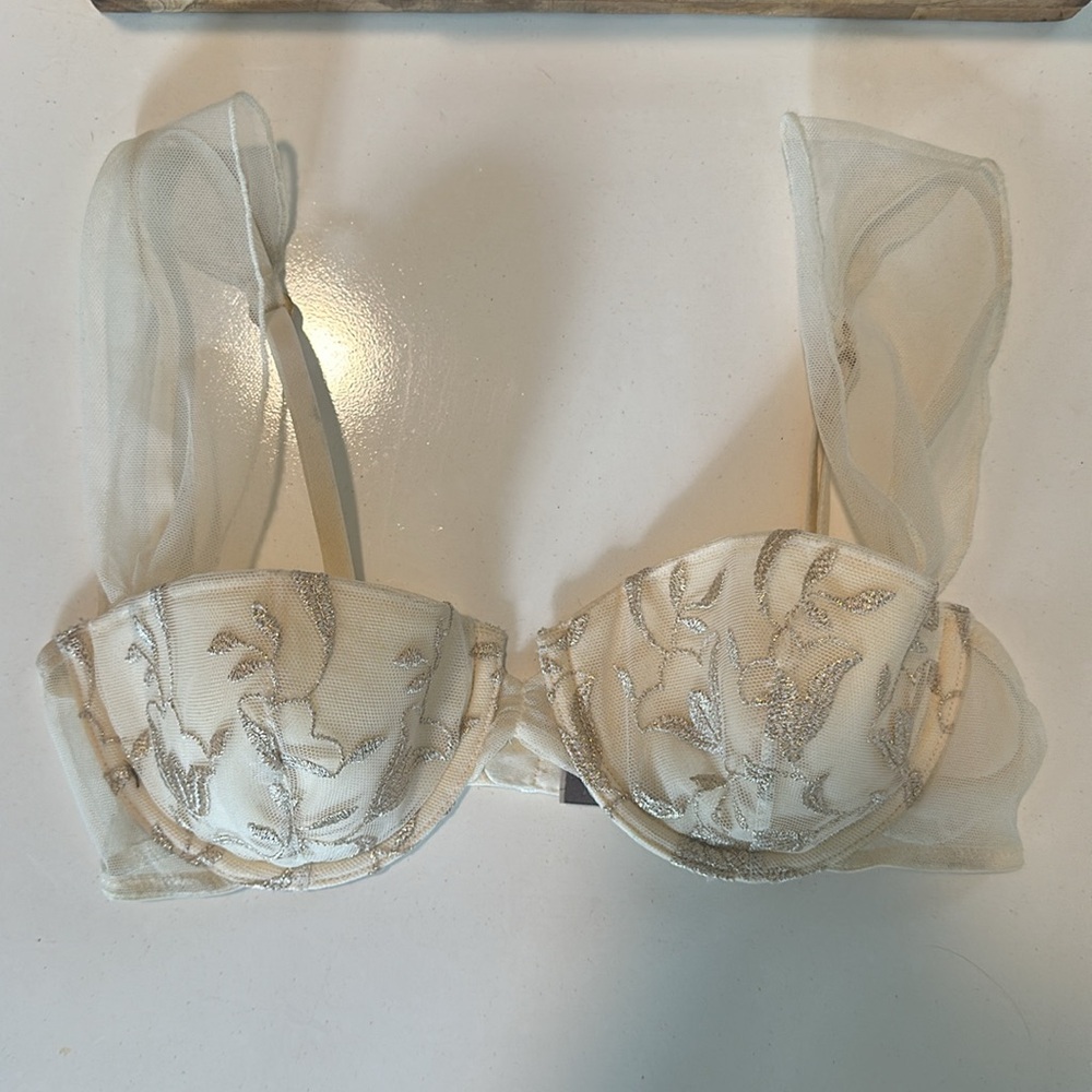 Victoria’s Secret 34B balconet bridal bra
